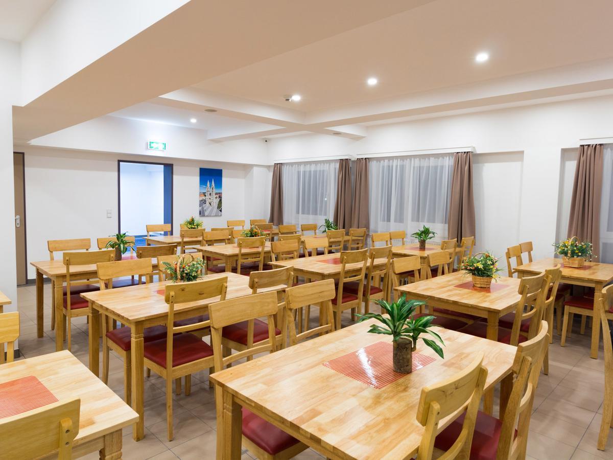 Winbudget "Bed&Breakfast" Wiener Neustadt Luaran gambar