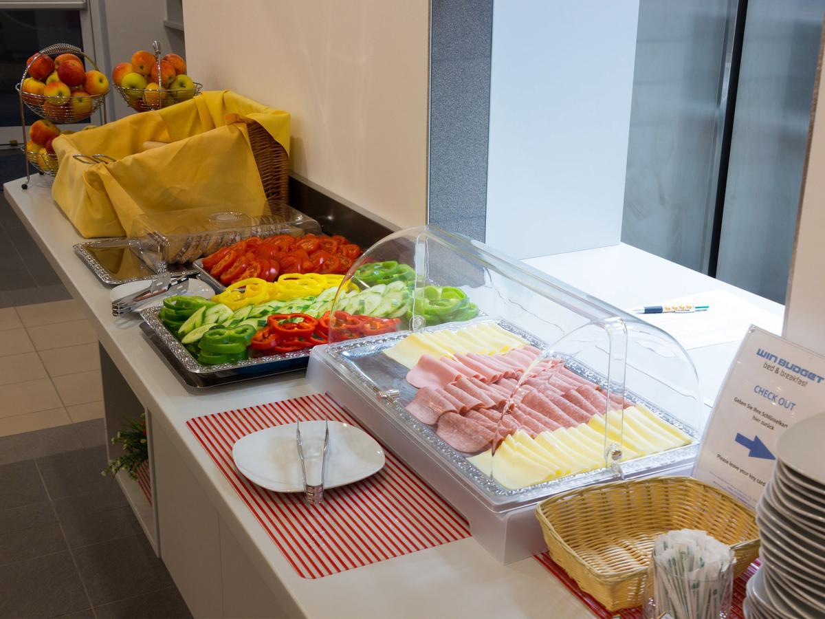 Winbudget "Bed&Breakfast" Wiener Neustadt Luaran gambar
