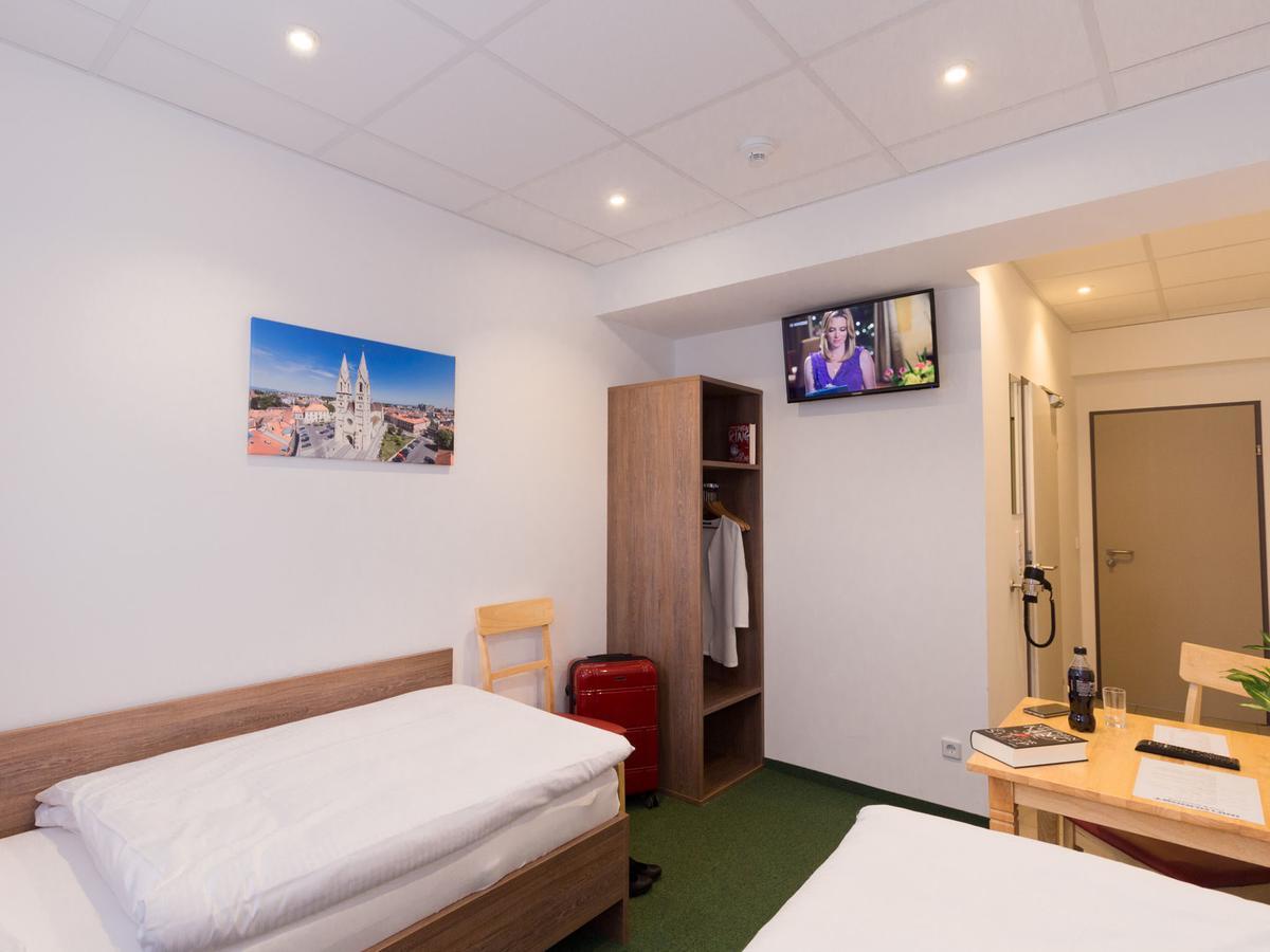 Winbudget "Bed&Breakfast" Wiener Neustadt Luaran gambar