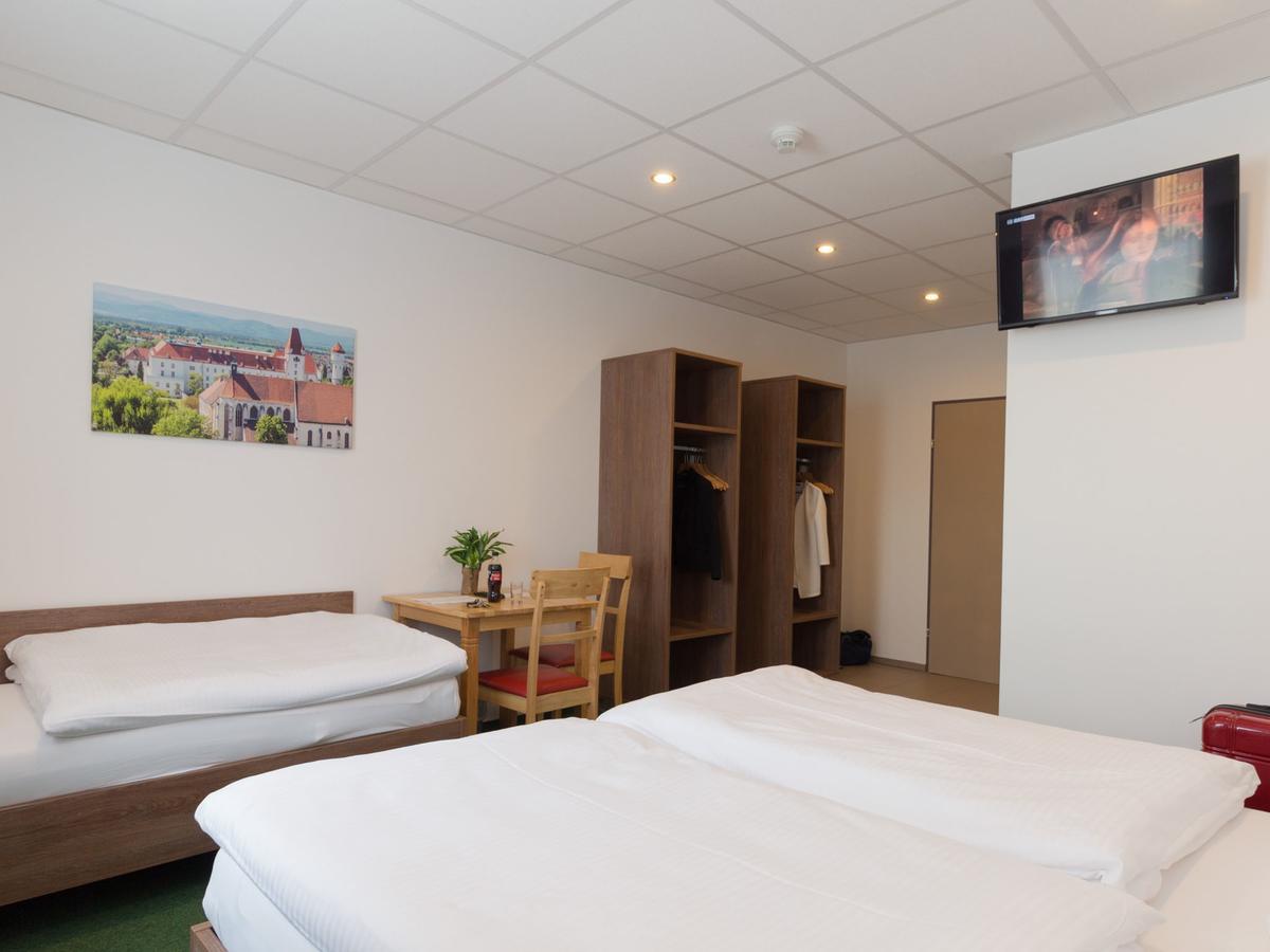 Winbudget "Bed&Breakfast" Wiener Neustadt Luaran gambar
