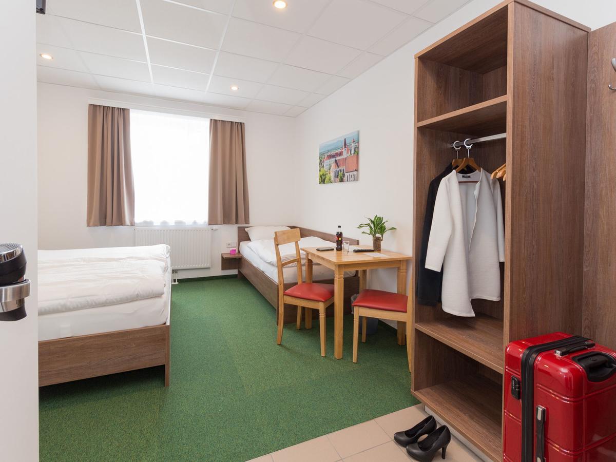 Winbudget "Bed&Breakfast" Wiener Neustadt Luaran gambar