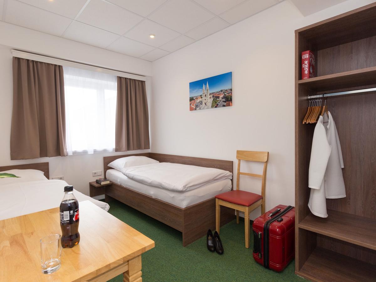 Winbudget "Bed&Breakfast" Wiener Neustadt Luaran gambar