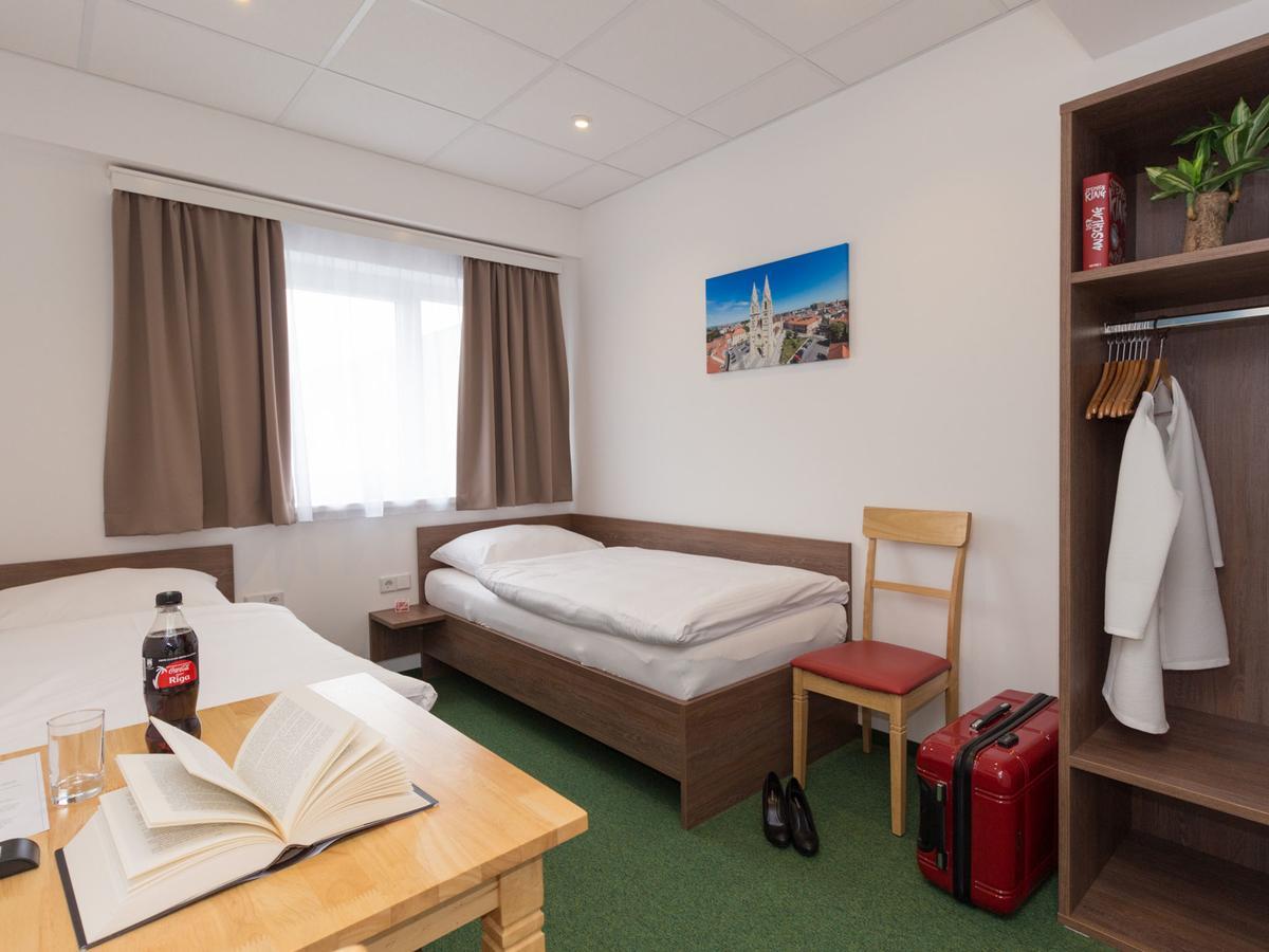 Winbudget "Bed&Breakfast" Wiener Neustadt Luaran gambar
