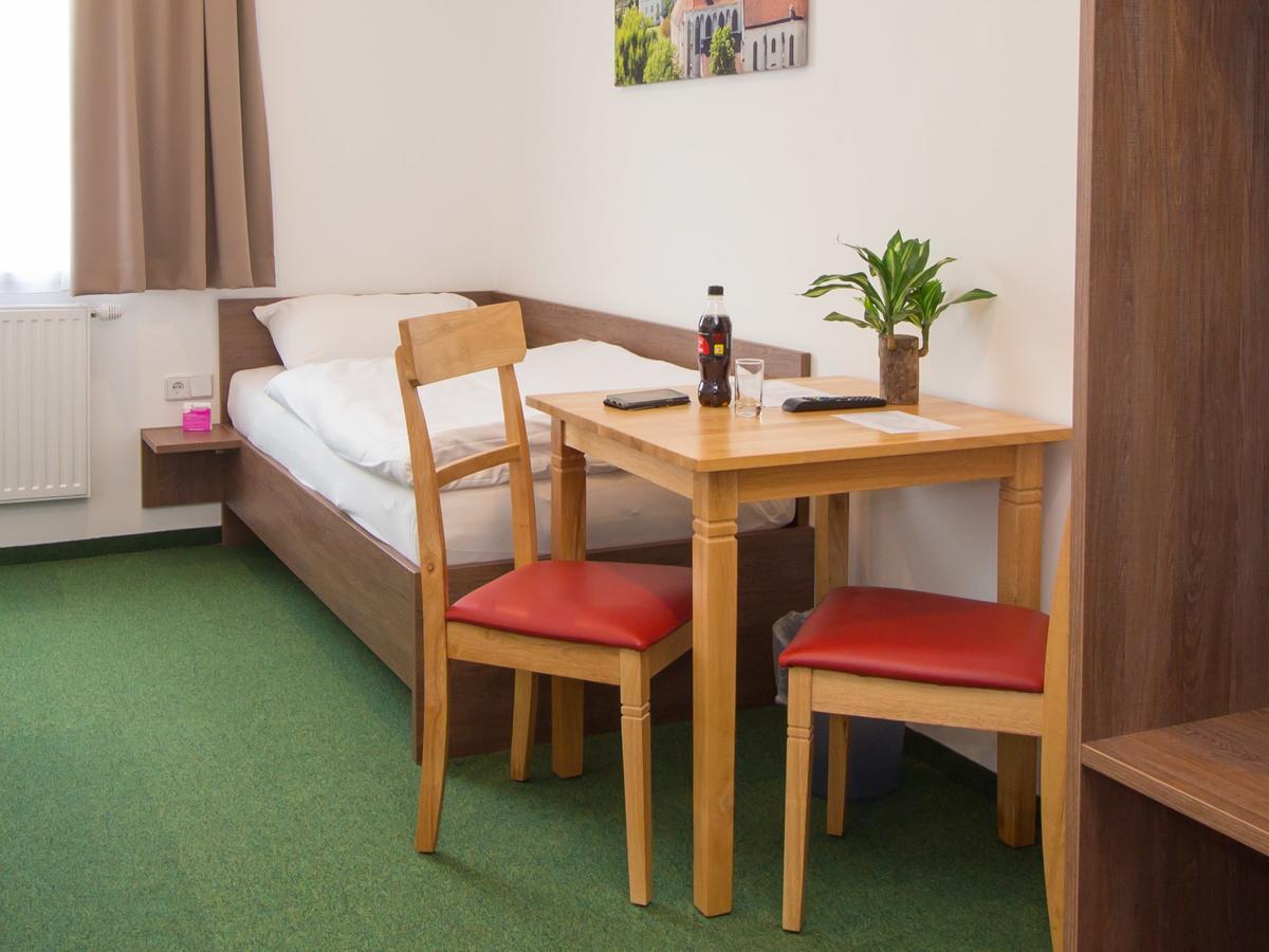 Winbudget "Bed&Breakfast" Wiener Neustadt Luaran gambar