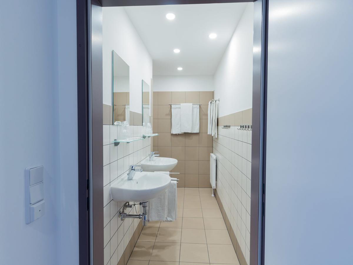 Winbudget "Bed&Breakfast" Wiener Neustadt Luaran gambar
