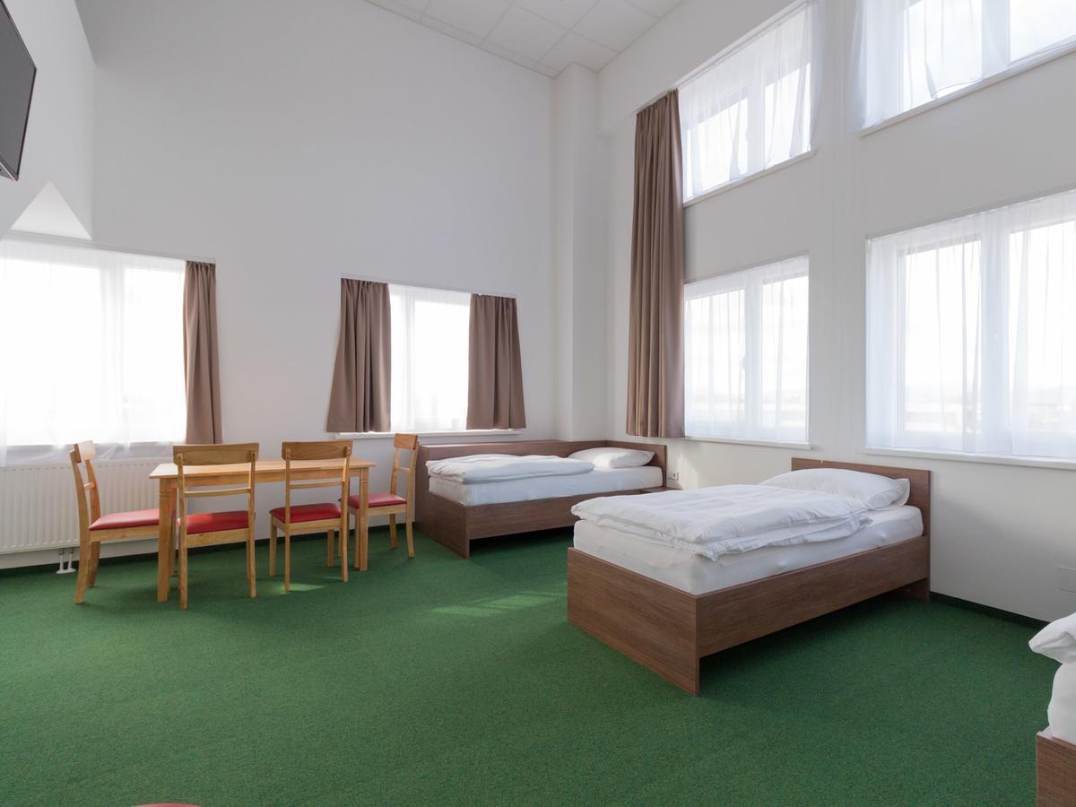Winbudget "Bed&Breakfast" Wiener Neustadt Luaran gambar